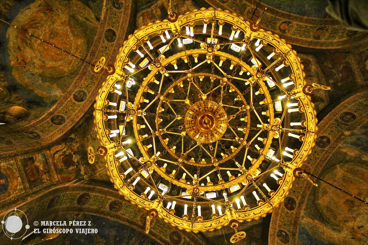 Lampara en el interior de la catedral Vidriera en la catedral Alexander Nevski de Sofía