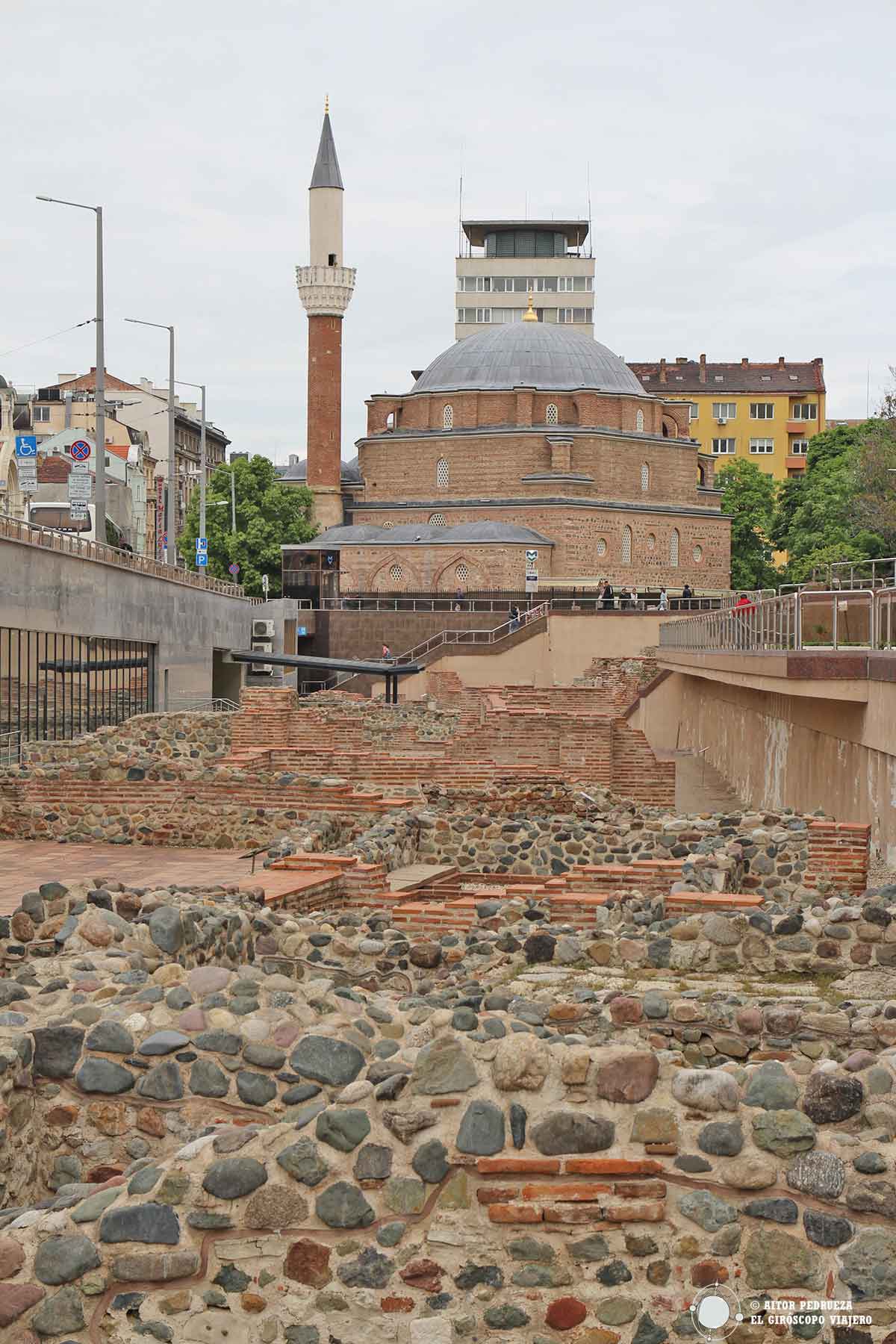Restos romanos con la mezquita al fondo