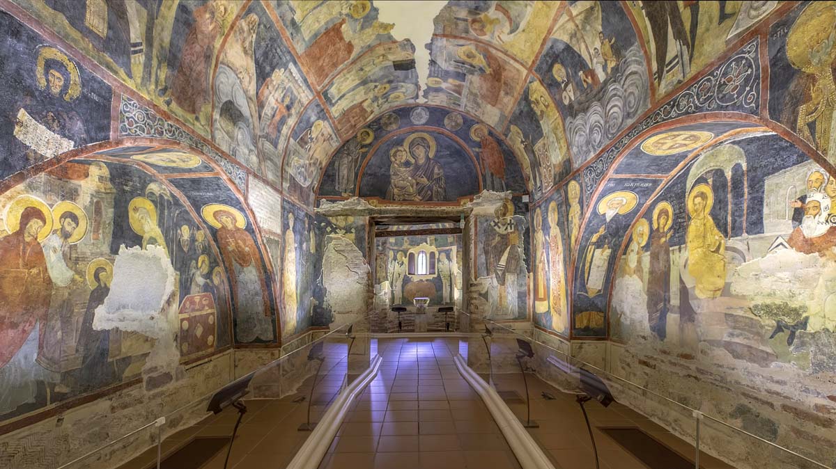 Interior de la iglesia de Boyana con sus frescos