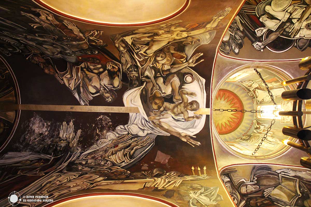 Interior de la antigua catedral de la Ascensión en Veliko Tarnovo