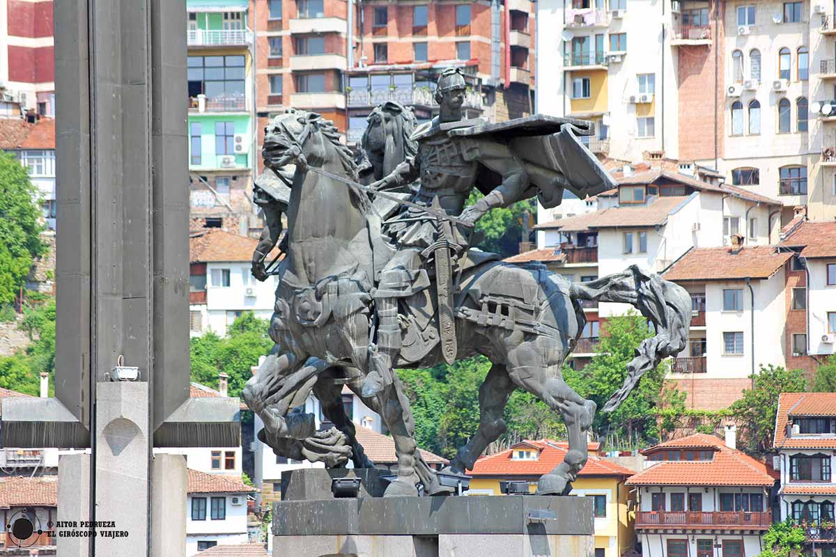 Detalle del Monumento Asenevtsi con los 4 zares en Veliko Tarnovo