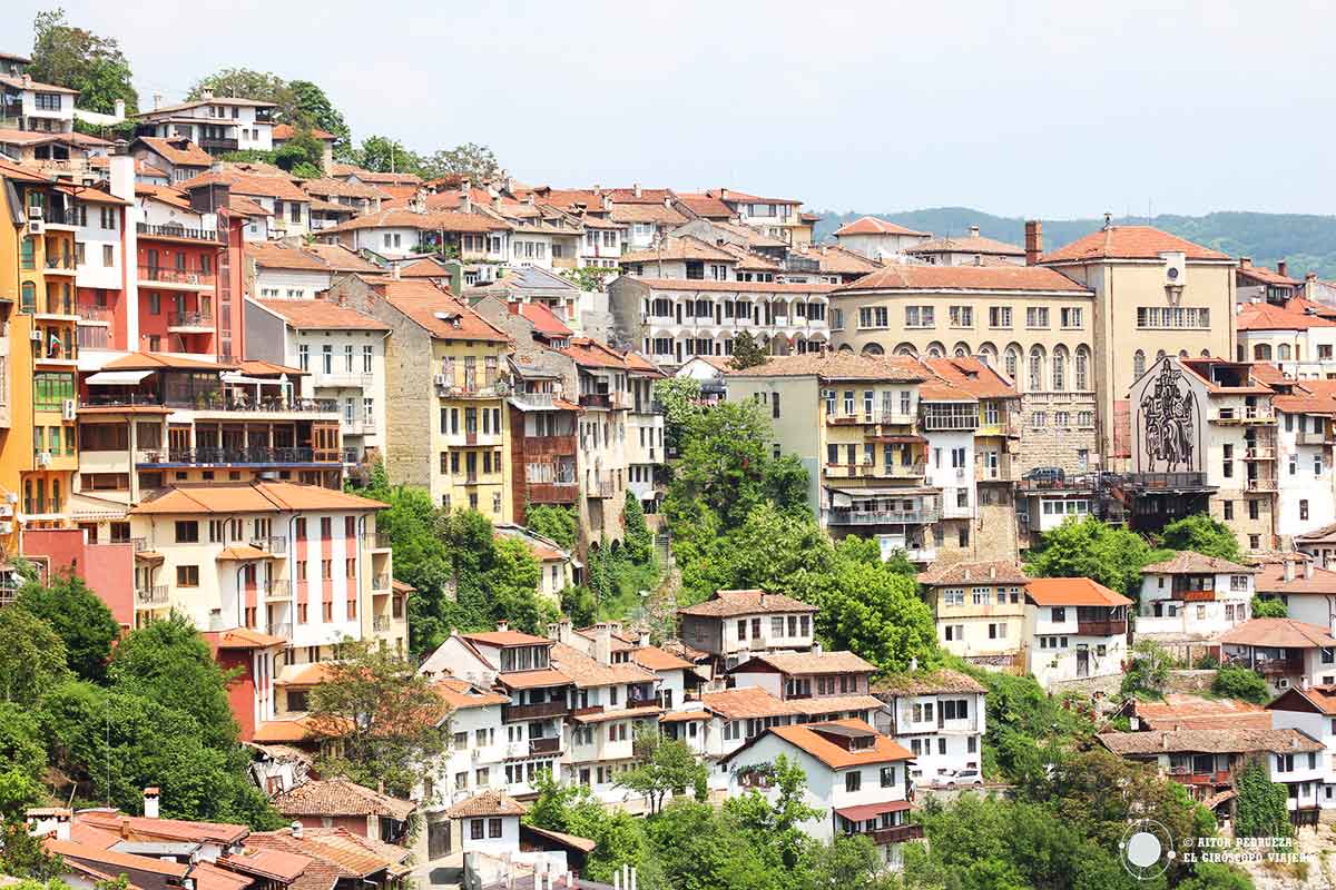 Casas de Veliko Tarnovo en la colina sobre el río Yantra
