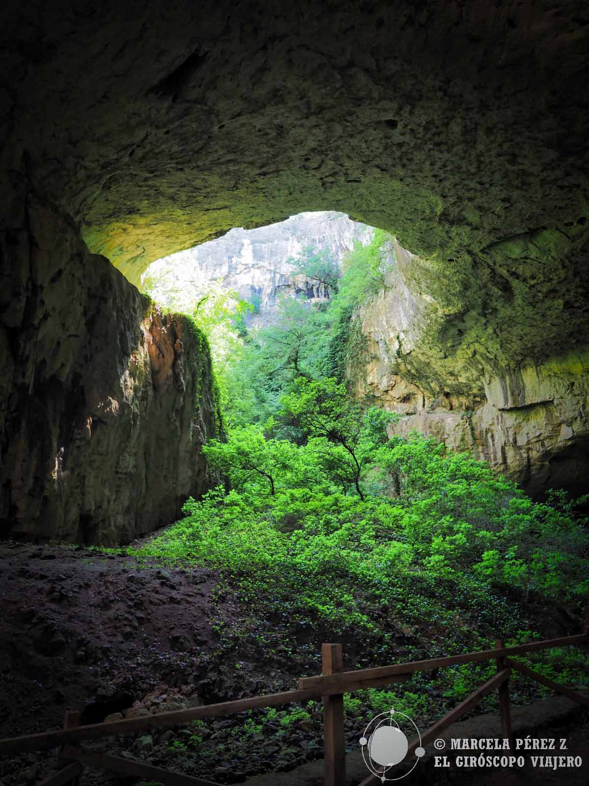 Una de las dolinas derrumbadas en la Cueva de Devetàshka