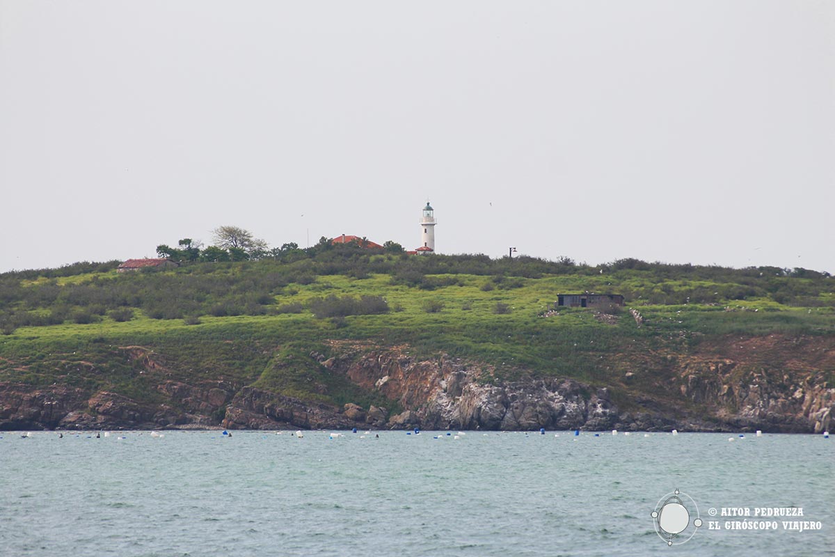 Faro en la isla de San Juan frente a Sozopol