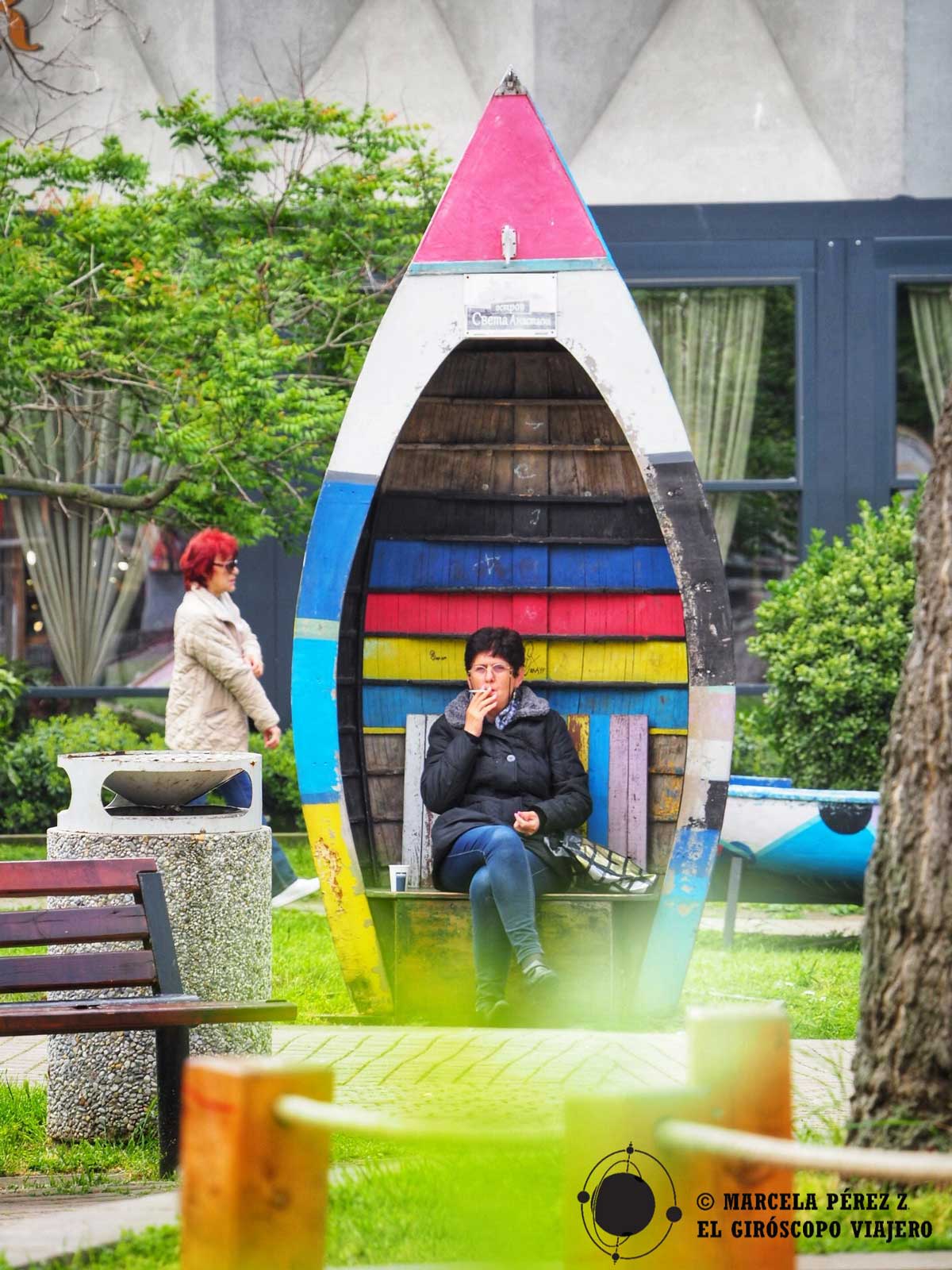Barcos de colores reconvertidos en bancos en Burgas