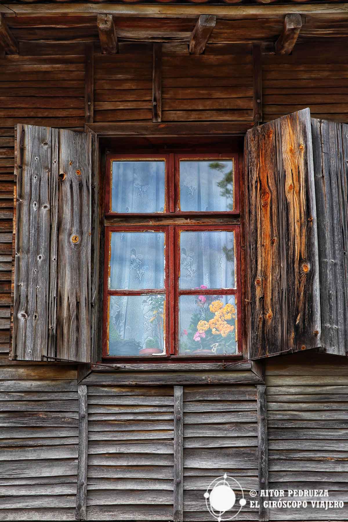 Detalle de la ventana de una de las casas de madera de Sozopol