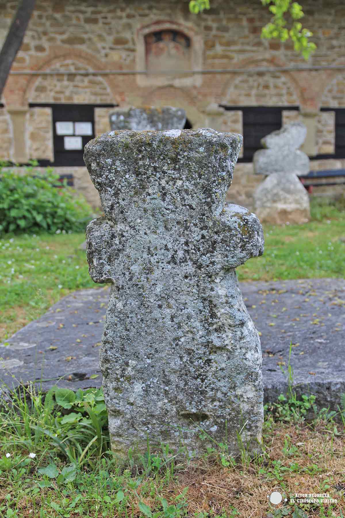 Tumbas en la entrada de la iglesia de la Natividad de Arbanasi